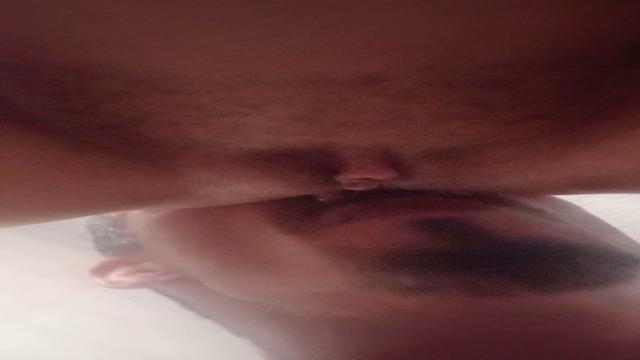 Adoro chupar uma buceta e um cuzinho. 