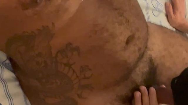 Fumando um cigarro e ele mamando e chupando o meu pé 