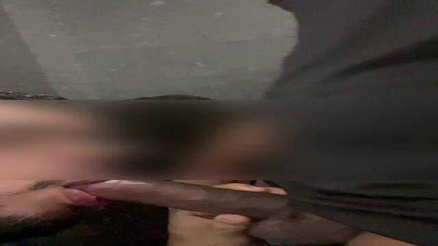 Bezerrando o negao no banheiro publico