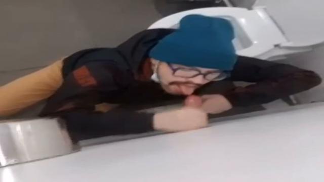 Mamando no banheiro 