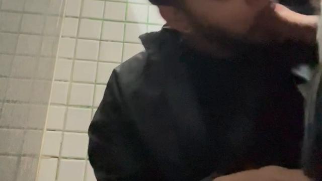 Macho fudendo minha boca no banheiro do terminal 