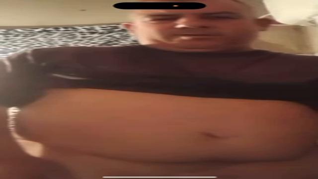 Segurança do shopping 48 anos parrudo gostoso tem que ver ele fardado delícia breve. Mais vídeo dele 