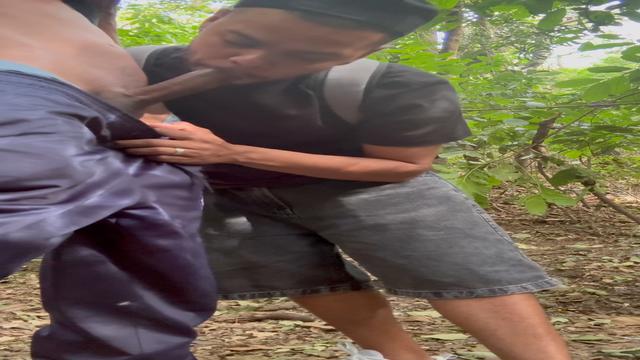 Brincadeira gostosa no bosque com o novinho no meio ...