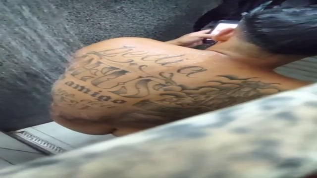 Caminhoneiro tatuado no banho (parte 2)