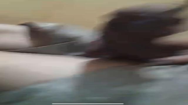 Coroa entregador dos correios dando leitinho. Só qui...