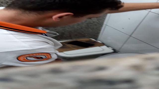 Funcionário do mercado bergamini batendo e gozando 