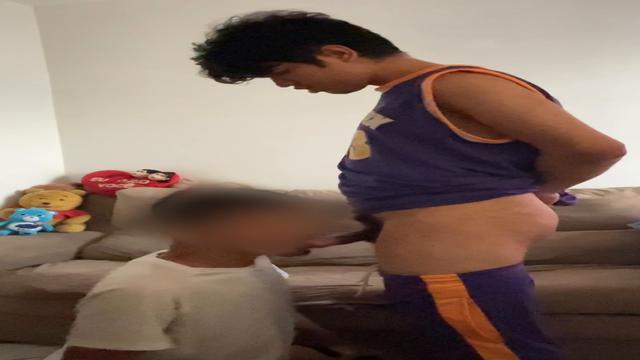 Usando a garganta e o cuzinho do mlk na casa dele