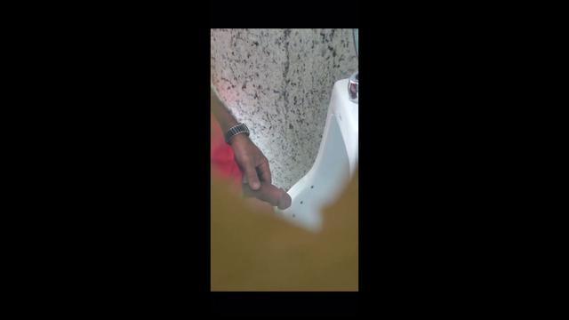Pau grosso mijando