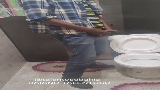 CONHECI ESSE NEGÃO PINTOR NUM BAR PERTO DE CASA, DEI...