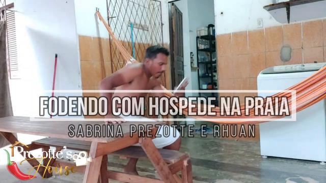 sabrina prezotte em casa batendo uma ponheta e brincando com um lindo brinquedo delicioso e grande.