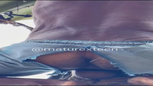 MEU TIO CONTRATOU ESSE SR. DE 67 PRA PODAR OS COQUEI...