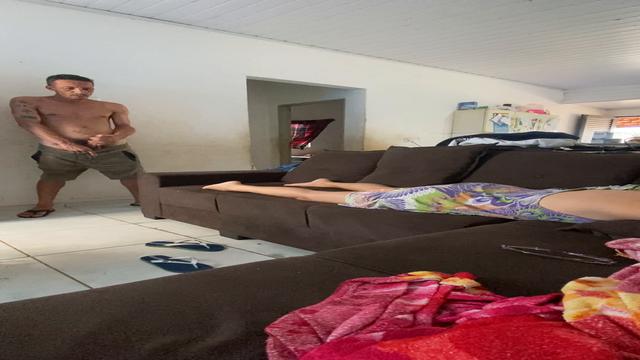 Gozei gostoso espiando minha sobrinha novinha dormindo sem calcinha no sofá 