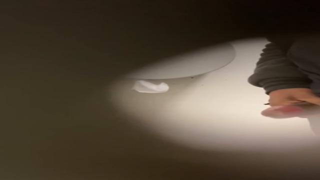Flagra de um safado na punheta