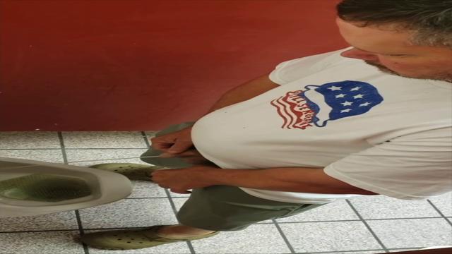 Paizão urinando