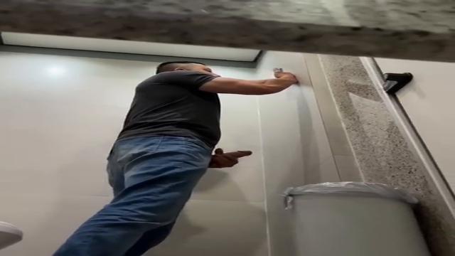 Dotado batendo uma no banheiro 