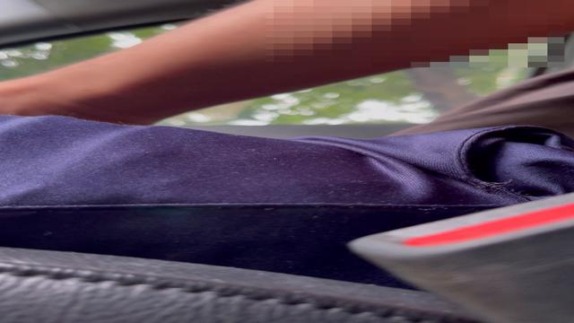 Um cara no estacionamento do supermercado 