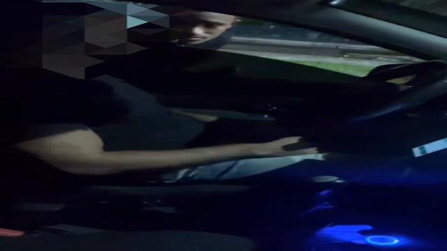 Prévia acabou a bateria e o mlk pediu carona