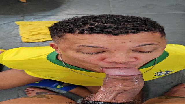 Mamando o garoto Gibi do bairro 