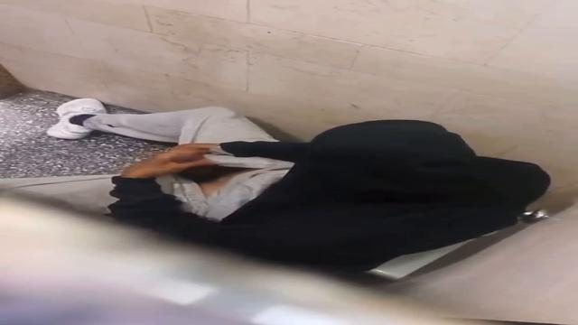 Batendo uma no banheiro até gozar 