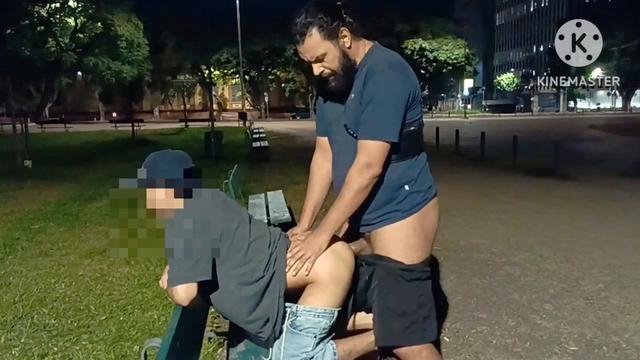 COMPLETO ... NOVINHO VIU EU BATENDO UMA NO PARQUE E CHEGOU PAGANDO UM BOQUETE GOSTOSO... COMI ELE NO PARQUE