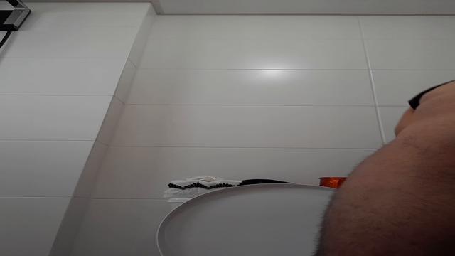 Cagando e o pau lotado de sebo 