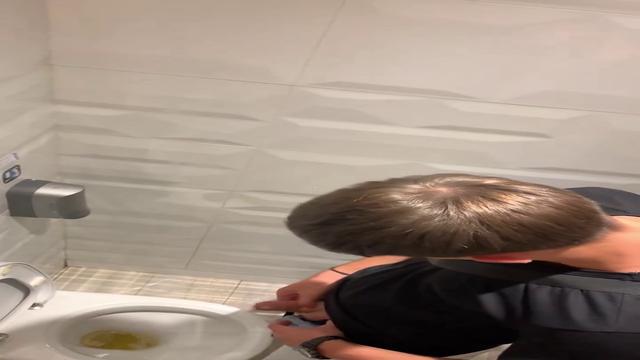 Roludo mijando no banheiro 
