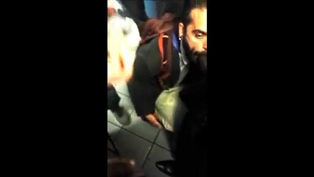Pegação rola solta dentro banheiro da estação