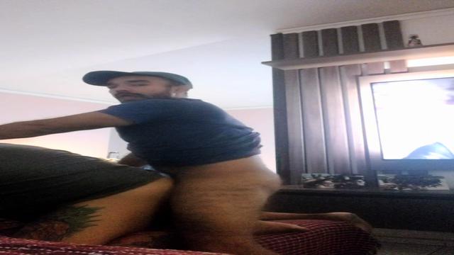 Comendo casado no sofá 