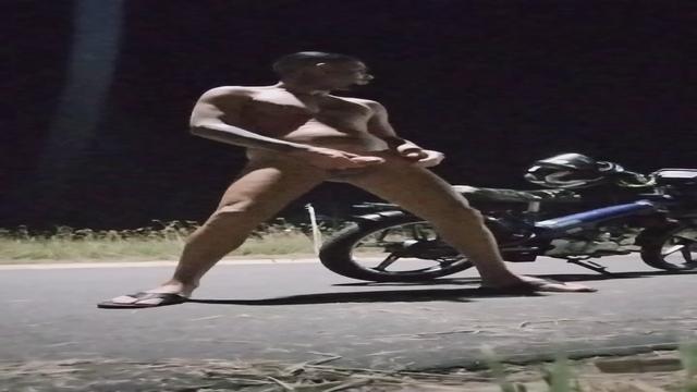 Andei de motinha peladão na rua na madrugada após is...