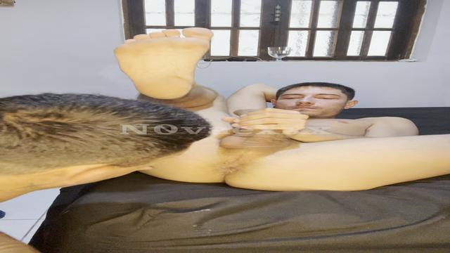 Pensa num moleque gostoso de socar, o puto bebeu a propria porra de tanto tesãa 