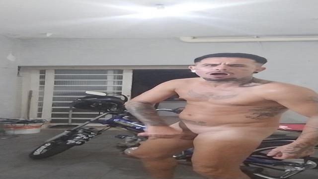 Peladão gozando na minha garagem 