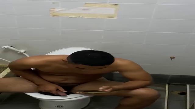 Batendo uma no banheiro do posto 