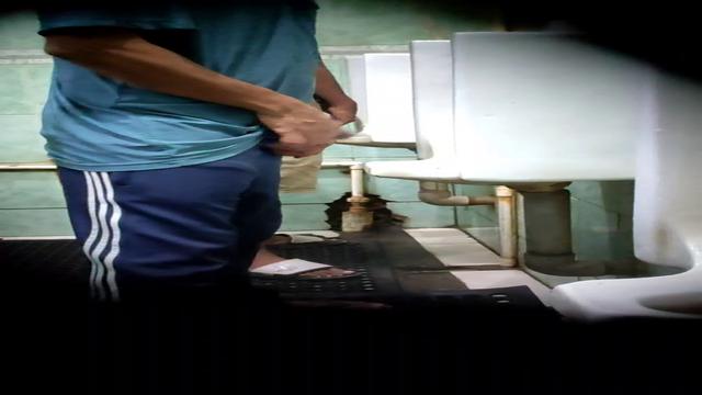 Hetero mijando ( Straight brazilian pissing )