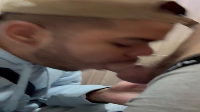 Mamando gostoso no banheiro do Carrefour 