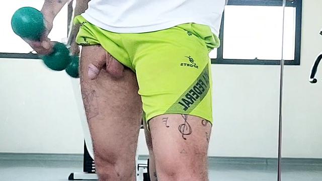 Mostrando o pau na academia 