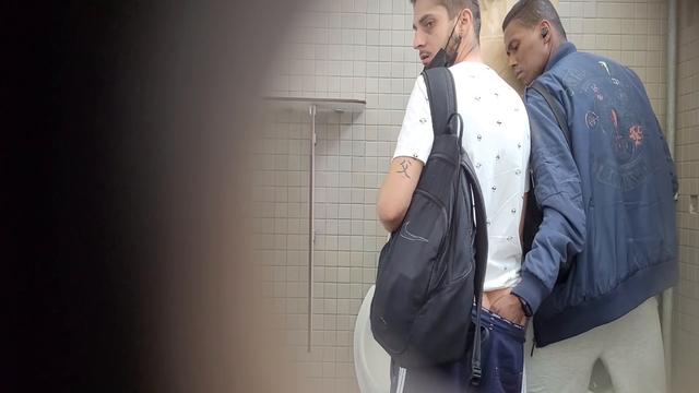 Comeu o puto no banheiro 