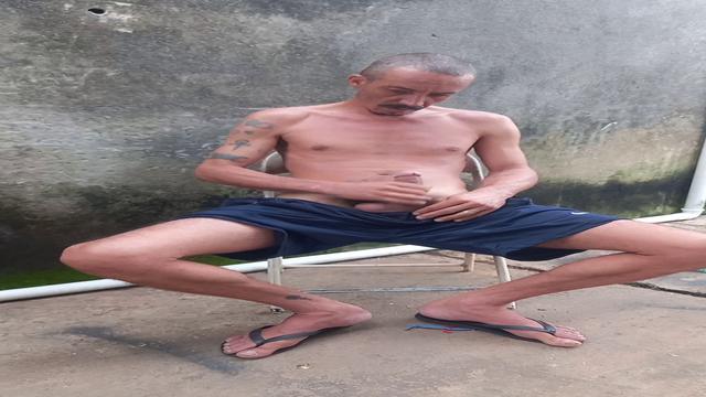 Gozei gostoso no quintal antes do café da manhã. 