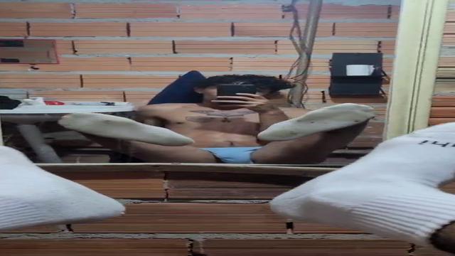 18. Gosta de pés com meias ? 