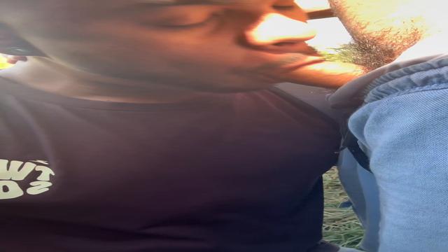 Novinho me colocou pra mamar no meio do mato 