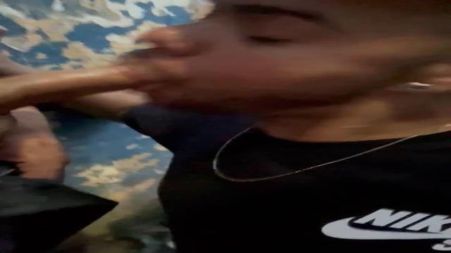 Caindo de boca na rola do novinho no meio do mato