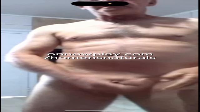 Coroa hetero mostrando a bunda