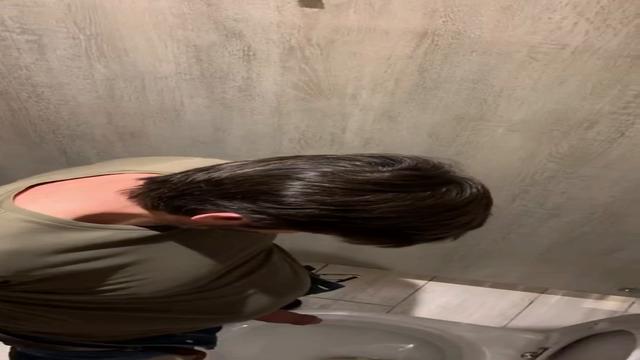 Dotado batendo uma no banheiro 