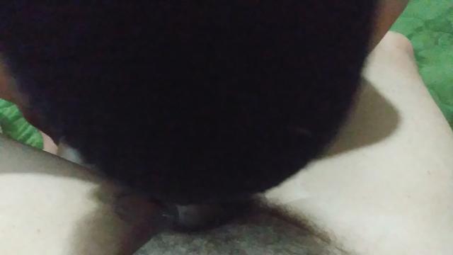 Tratando a pica do macho com muito carinho 