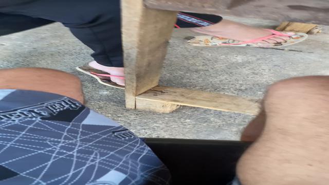 Exibindo meu pau para a amiga da minha esposa 