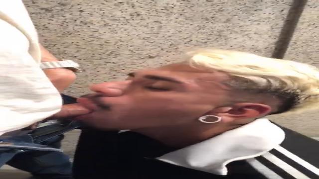 Mamei um desconhecido no banheiro da estação de trem.