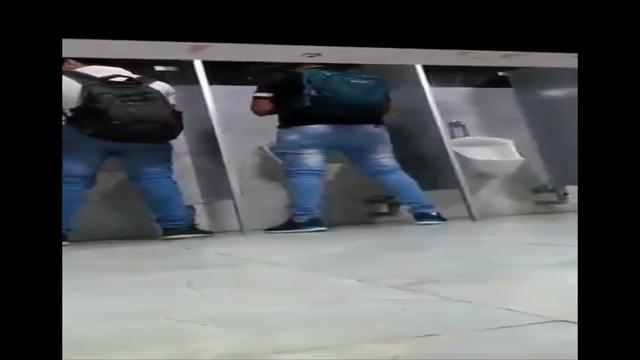 Pegacao e chupadas entre os machos de do banheiro   ...