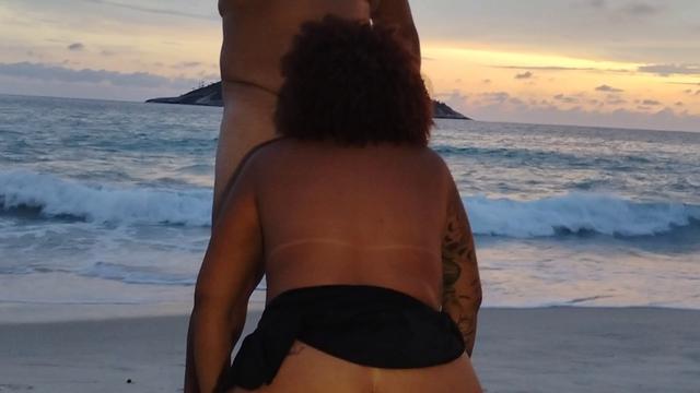 Na praia meu afilhado estou champanhe na esposa 