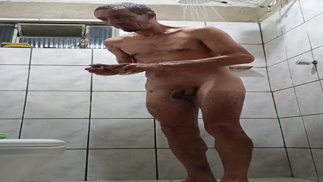 Tomando banho e depilando PARTE 1