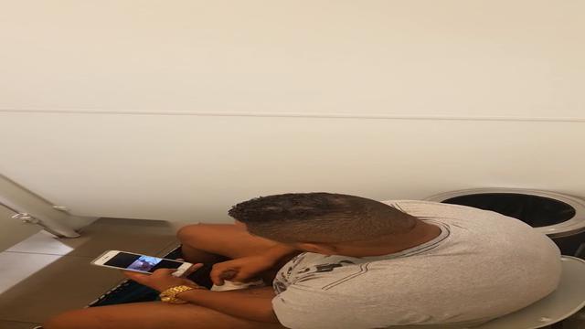 Flagrei o cara batendo uma no banheiro 