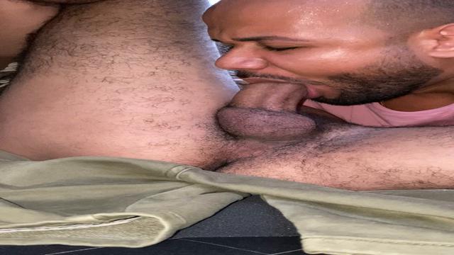 video 114 - sugando a pica do novinho da academia de...